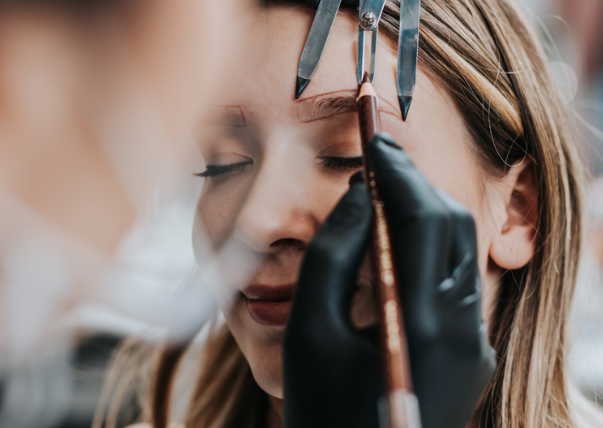 Perfekte Augenbrauen mit Microblading