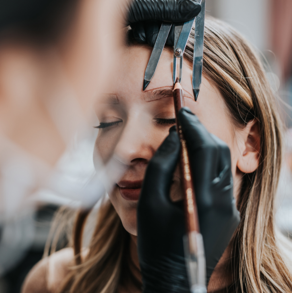 Perfekte Augenbrauen mit Microblading